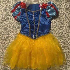 Disney Snow White costume size 3-4 .